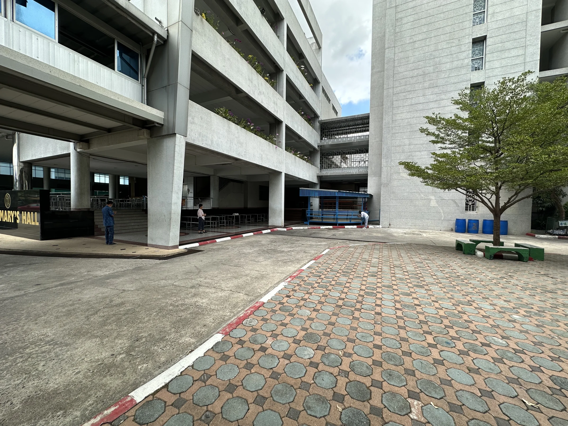 The residual space between the school buildings before the intervention.