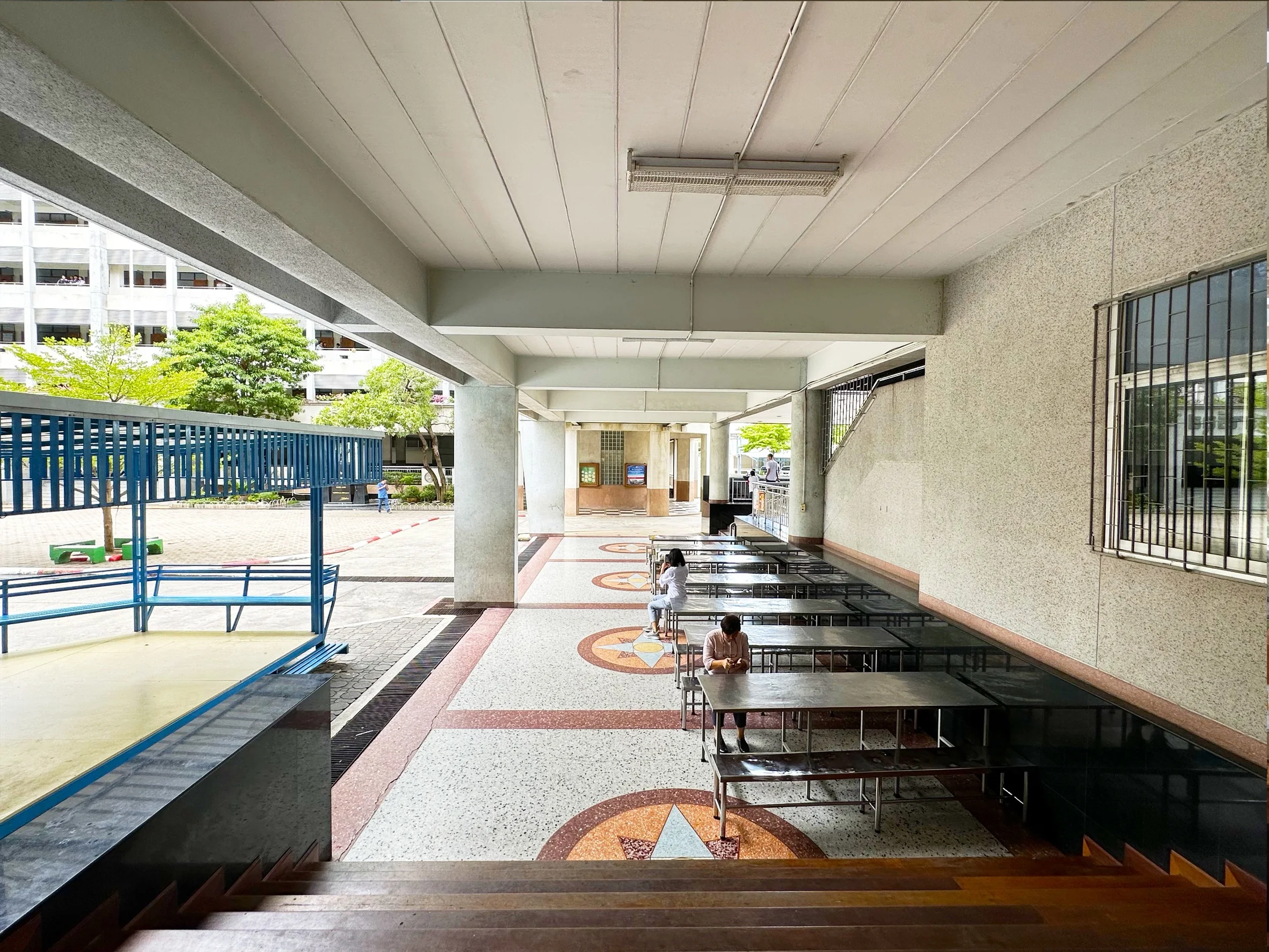 The existing covered space accommodated circulation and informal seating but lacked a clear shared identity.